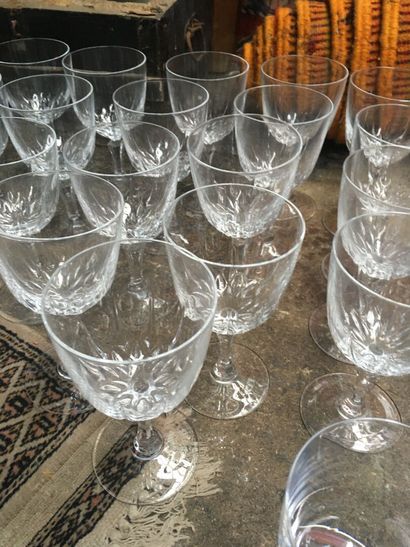 Ensemble d'environ 60 verres (verre à vin,...