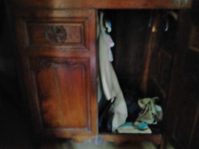 Bahut ouvrant à deux portes moulurées et...