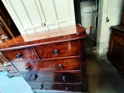 Haute commode années 50 plaquée acajou, ouvrant...