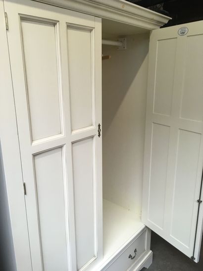 Penderie ouvrant à 2 portes modèle Clifton...