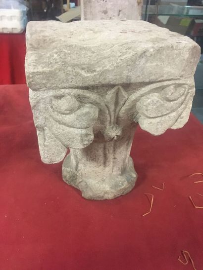 Chapiteau en pierre taillé et sculpté