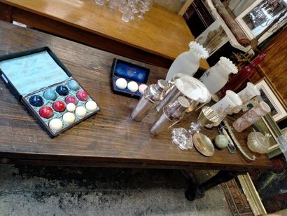 Un ensemble composé de sept vases en verre...
