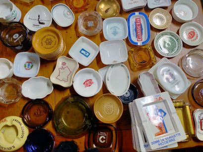 Collection de 105 cendriers marques diverses,...
