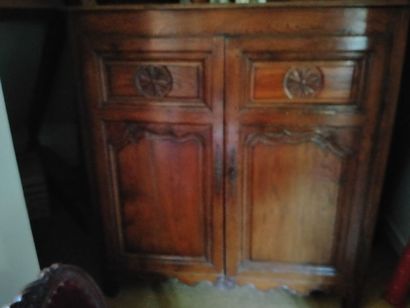 Bahut ouvrant à deux portes moulurées et...
