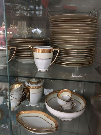 LIMOGES. Grand service de porcelaine liseré...