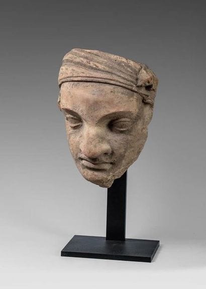 Visage de servant en terre cuite. H : 27...