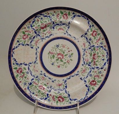 Assiette en porcelaine à décor de roses....