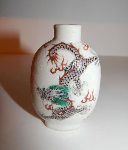 Tabatière ovoïde en porcelaine à décor “...