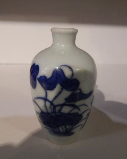 Tabatière ovoïde en porcelaine “bleu blanc”...
