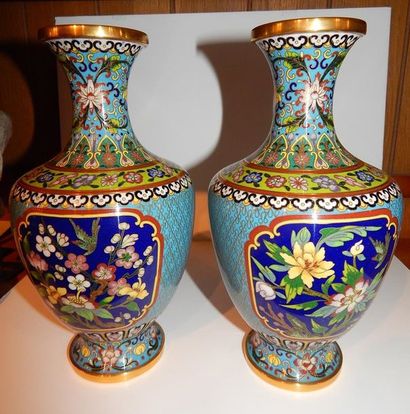 Paire de vases balustre en cuivre doré et...