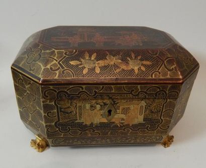 Coffret en bois laqué, contenant deux boîtes...