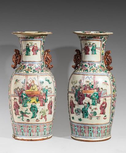 Paire de vases Canton en porcelaine, à décor...