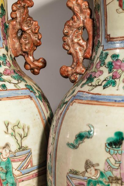 Paire de vases Canton en porcelaine, à décor...
