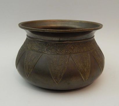 Bol en bronze. Chine, XXe s. H : 9 cm ; D :...