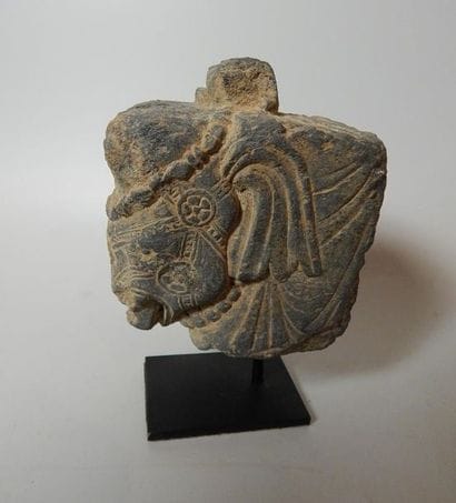 Tête d’éléphant en schiste. H : 13 cm. (Gandhara....