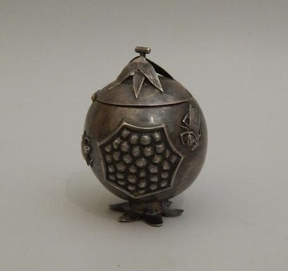 Boîte en métal argentifère en forme de grenade....