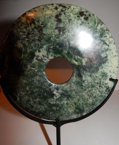 Disque “Pi” en jadéite. Chine. D : 12 cm