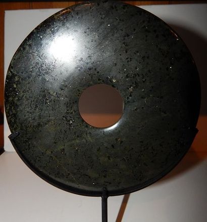 Disque “Pi” en jadéite. Chine. D : 15 cm