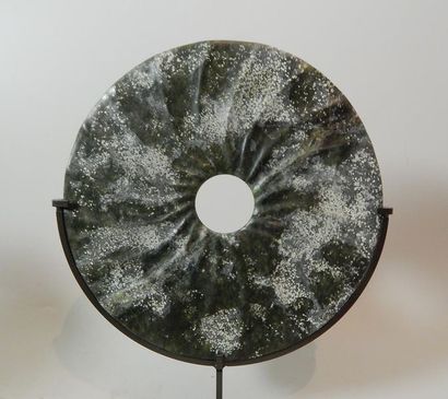 Disque “Pi” en jadéite. Chine. D : 25 cm