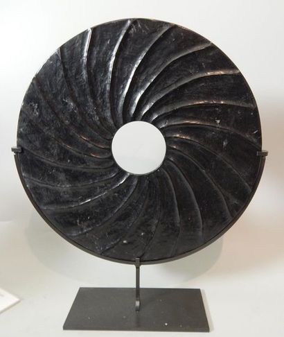Disque “Pi” en jadéite. Chine. D : 25,5 ...