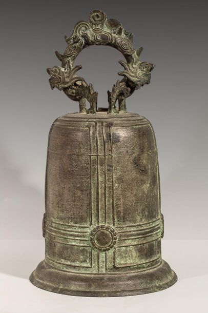 Cloche de cérémonie en bronze, ornée de dragons....