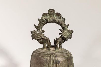 Cloche de cérémonie en bronze, ornée de dragons....