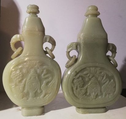 Paire de vases en jadéite. H : 32,5 et 33,5...