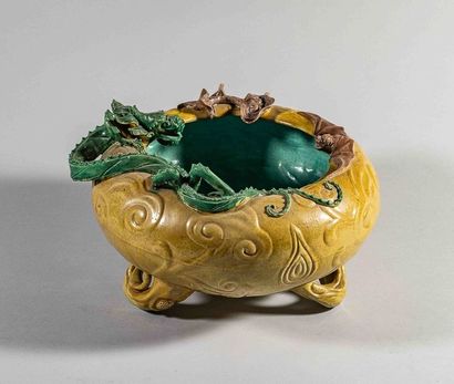 Grand brûle-parfum en porcelaine à décor...