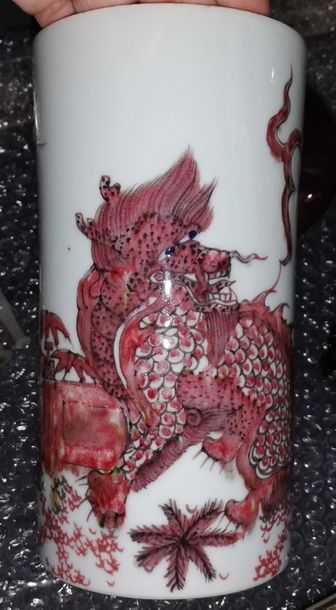 Pot à pinceau en porcelaine à décor de chimère....