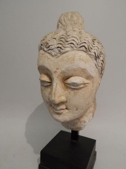 Tête de bouddha en stuc. H : 21 cm. (Gandhara....
