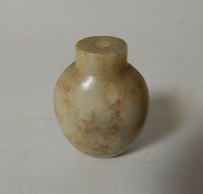 Tabatière en jade. Chine, XXe s. H : 4 c...