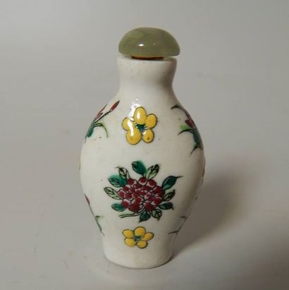 Tabatière en porcelaine à décor de fleurs....