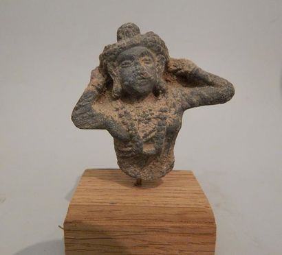 Petit torse de Boddhisattva en schiste. H :...