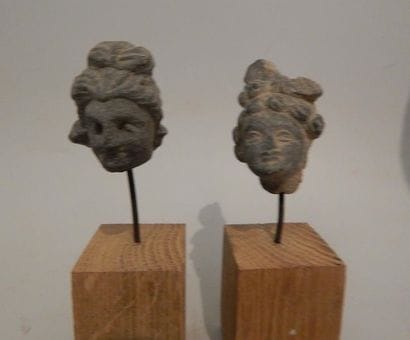 Deux têtes d’adorant en schiste. H : 5,7...