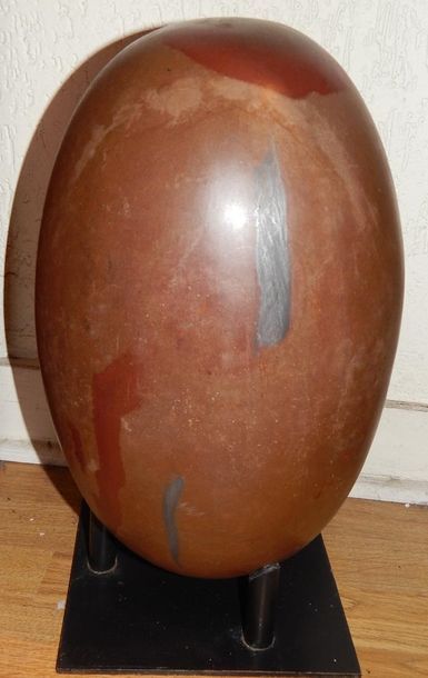 Lingam en marbre. Inde, XXe s. H : 33 cm...
