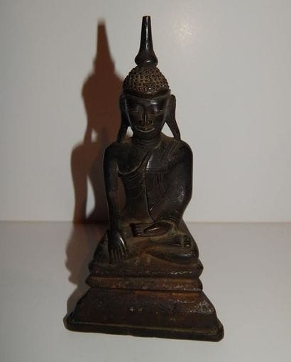 Bouddha assis en prise de terre à témoin,...