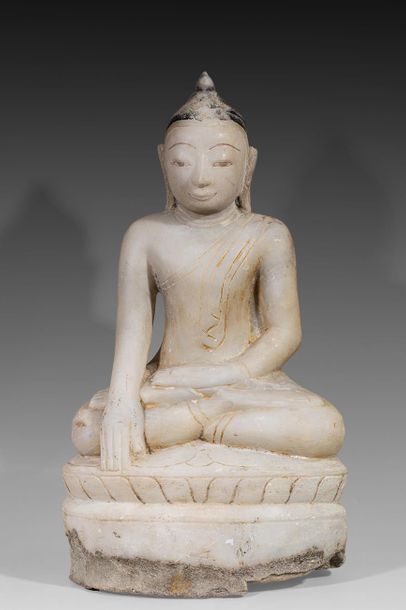 Bouddha “Shan” en albâtre, assis en position...