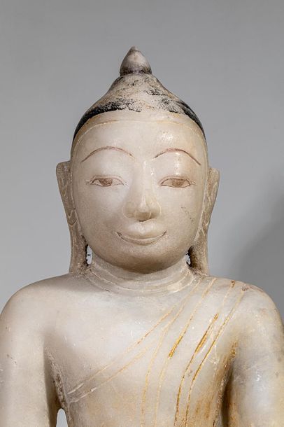 Bouddha “Shan” en albâtre, assis en position...