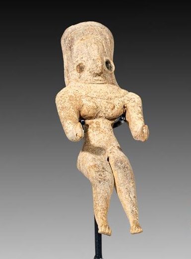 Figure féminine debout, en terre cuite. H :...