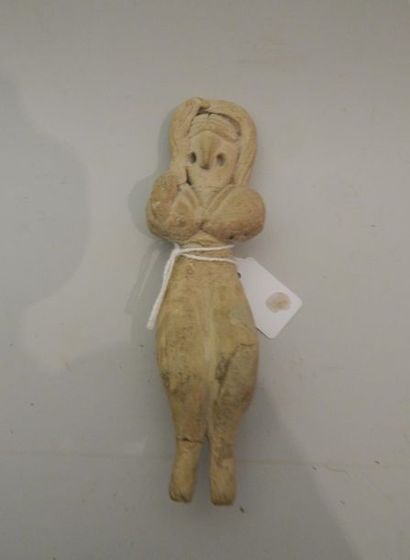 Quatre figurines féminines assises en tailleur,...