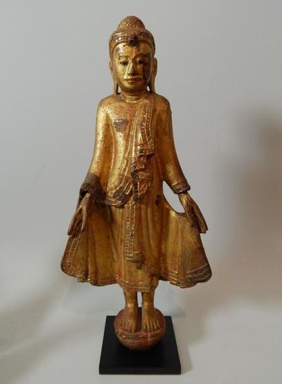 Bouddha debout en bois laqué or, dans le...