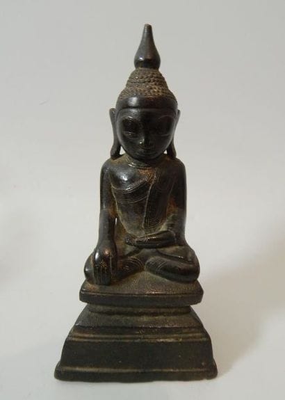 Bouddha assis en prise de terre à témoin,...