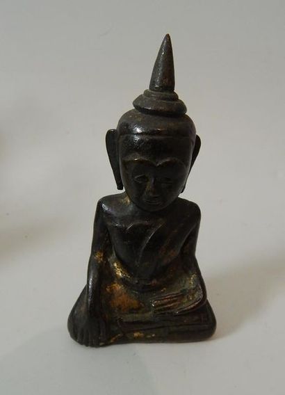 Bouddha assis en prise de terre à témoin,...