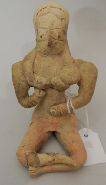 Quatre figurines féminines assises en tailleur,...