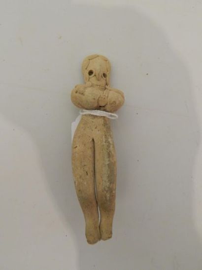 Quatre figurines féminines assises en tailleur,...