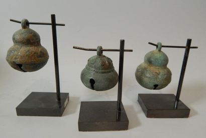 Trois clochettes en bronze. Birmanie, XVIIIe...