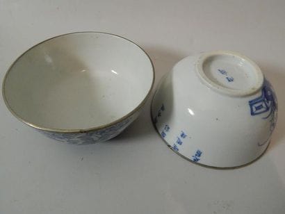 Deux bols cerclés en porcelaine de Hue. Vietnam,...