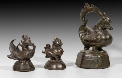 Trois pots à opium en bronze. Birmanie, XVIII...