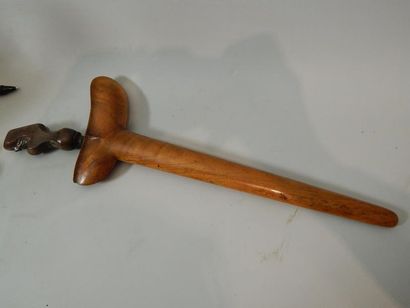 Kriss à la poignée et au fourreau en bois....