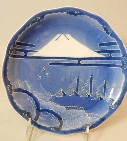 Assiette en porcelaine bleu et blanc. Japon,...